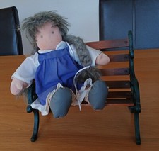 Waldorf Art Puppe Mädchen ca. 30 cm handgefertigt mit Bank Sitzbank unbespielt