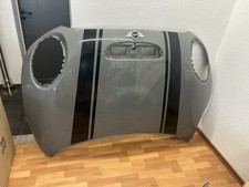 Original Mini Cooper S (F56) Motorhaube Grau mit schwarzen Streifen.