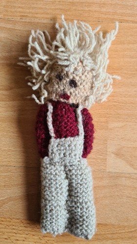 Gestrickte puppe mit wilden - gestrickte,