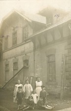 Familie vor dem Haus, Foto-Postkarte, Oskar Winkler, Mügeln, Bezirk  Dresden