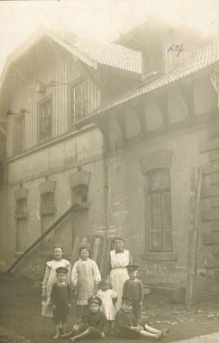 Familie vor dem haus - familie,