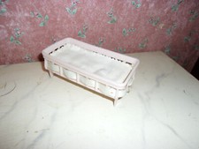 Altes Baby-Bett-um