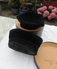 Studentika 2 Stück Kappe Mütze aus Samt mit Hutschachtel