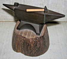 kleiner alter Modell Amboss