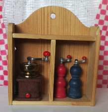 Bodo Hennig Regal mit Kaffeemühle + Salz- & Pfeffermühle Puppenstuben MINIATUR