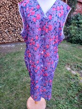 Kittelschürze, schöne Farben mit Blumen und glänzend Gr 56