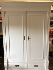 Antiker Weichholzschrank aus