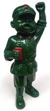Pop Art Figur chinesischer Polizist mit Mao Bibel Keramik Sammlung Roland Pfeuti