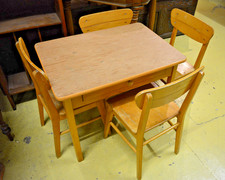 2 Kinderstühle +Tisch  von