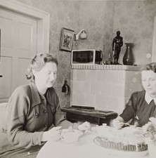 Zwei Frauen sitzen am