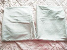 2 hellgüne Übergardinen