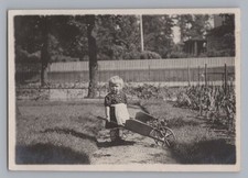 Mädchen im Garten mit