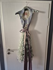 Dirndl mit Stehkragen Und