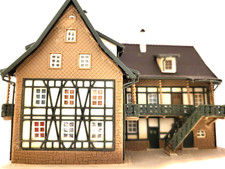 Vollmer H0 27107 Fachwerkhaus mit Brunnen, Bauernhof Fertigmodell 