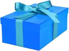 Umzugskarton voller Kleidung