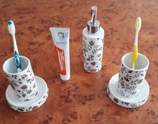 2 Zahnputzbecher mit Teller