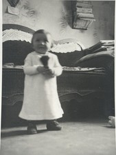 🎁 Kleinkind mit Puppe im