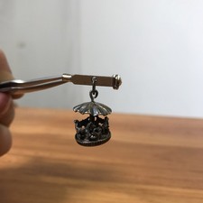 Brosche/Anhänger Karussell