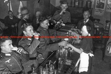 F020857 Soldaten der Wehrmacht Lankwitz Versorgungsbataillon in einer Kneipe Berlin Germany