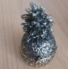 Miniatur Ananasschale aus Messing mit Löffelchen 4,5 cm hoch - 2 cm Durchmesser