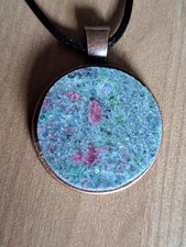 Rubin in Fuchsit - Anhänger – Handgefertigtes Unikat, Edelsteinanhänger