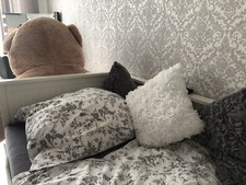 Bett Ohne Matratze Und Kissen u.s.w.