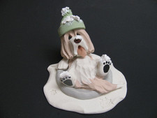 Bearded Collie Figur beim Rutschen im Schnee braun-weißer Beardie