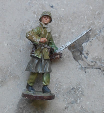 vollplastische milit. Zinnfigur, ca. 6 cm hoch, bemalt, gemarkt, NATO?