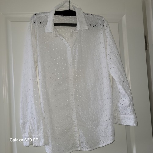 Weiße bluse mit - mit, lochstickerei