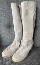 Hellgrauer Wildlederstiefel