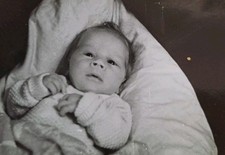 Leipzig Süßes Baby liegt auf