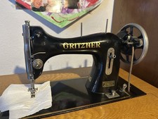 Antike Gritzner VG-Zentralspulen-Nähmaschine (um 1920) im Original-Schrank