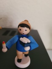 Ulmik - Pyramidenjunge mit Kerzen • farbig gebeizt - Höhe ca. 7 cm