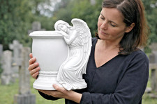 Grabvase mit Engel –