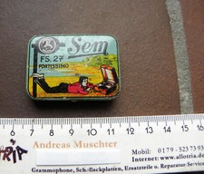 NADELDOSE  Grammophon-Schellack-needle tin-SEM mit KOFFERGRAMMOPHON-MOTIV