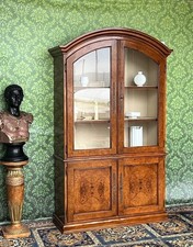 Italienische Vitrine Nussbaum