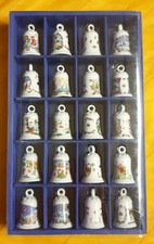 20 kleine Porzellan - Glöckchen im Setzkasten von AHORNBLATT - Merry Christmas
