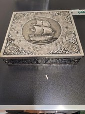 Große geprägte Blechdose ca