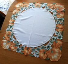 Aufwendig bestickte Mitteldecke 85x85cm weiß orange grün Kürbisse Herbst Vintage