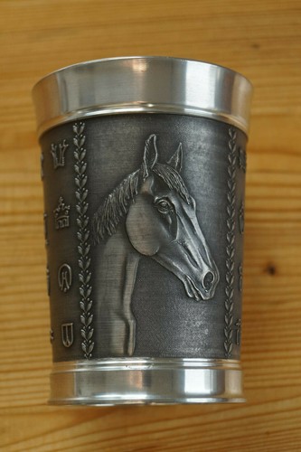 Zinnbecher mit pferd und - zinnbecher,