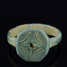 Mittelalter Bronzering mit Stern von Bethlehem, 11.–14. Jahrhundert n. Chr.