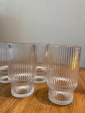 6 geriffelte Trinkgläser im