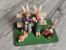 Hasenfamilie, Osterhasen, Spitzohrhasen  auf Bank wohl (Esco) Erzgebirge DDR