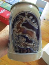 kleiner Bierkrug mit Zinndeckel und Hirschmotiv, Salzglasur
