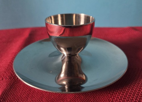 Eierbecher aus metall mit - eierbecher,