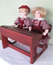 HERRLICH 2x PORZELLAN PUPPE JUNGE MÄDCHEN MIT SCHULBANK SCHÖNE KLEIDUNG