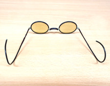 Alte antike Nickelbrille mit