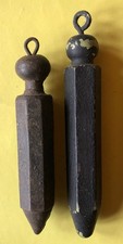 2 alte Uhrengewichte