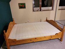 Kiefernholzbett
