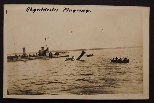 Flugzeug und kriegsschiff - und,